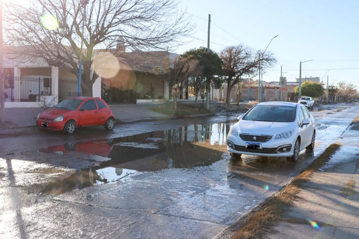 El agua tarda en drenar, se complica cruzar en algunos sectores. Foto: (Tania Domenicucci)