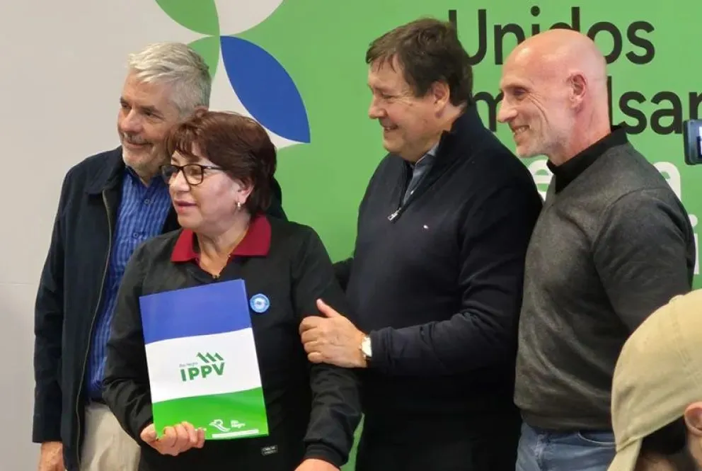 El gobernador entregó aportes y escrituras a familias e instituciones de Villa Regina (Fotos: LCR).