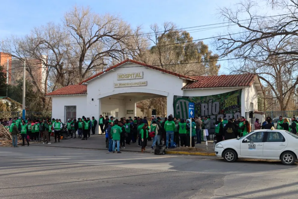 La protesta comenzó a las 10.30 con una fuerte presencia de afiliados y organizaciones. Foto: (Tania Domenicucci)