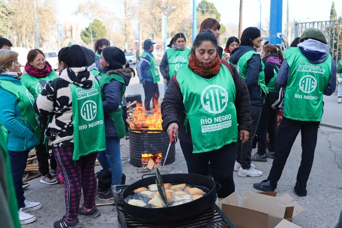 Durante la protesta tambi&eacute;n se sumaron las tortas fritas. Foto: (Tania Domenicucci)