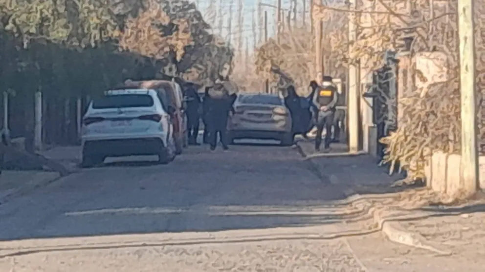 Uno de los autos del asesor fue requisado por la policía.