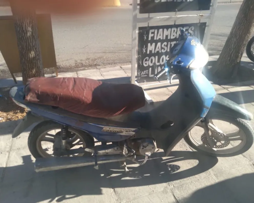 La moto es una Corven 110 azul que había sido robada en febrero en Barrio Nuevo. 