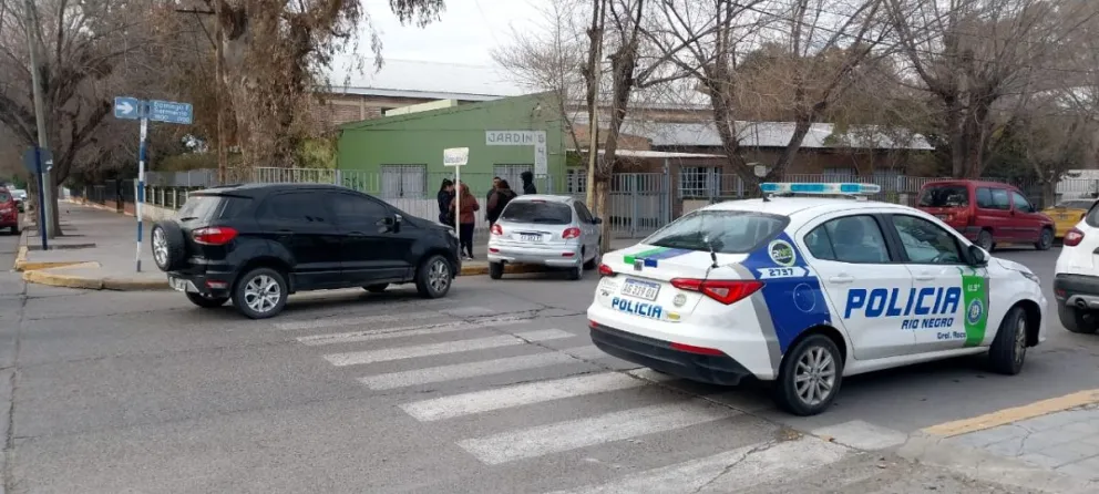 Una de los vehículos terminó sobre la vereda del jardín. Foto: Anr