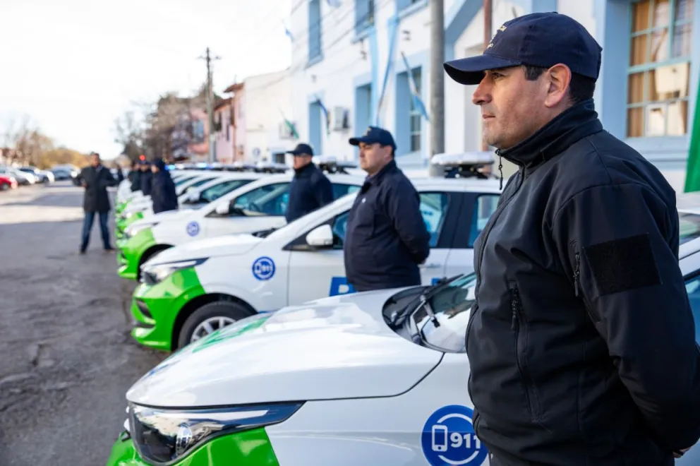 Entre los vehículos adquiridos se entregaron móviles policiales. 