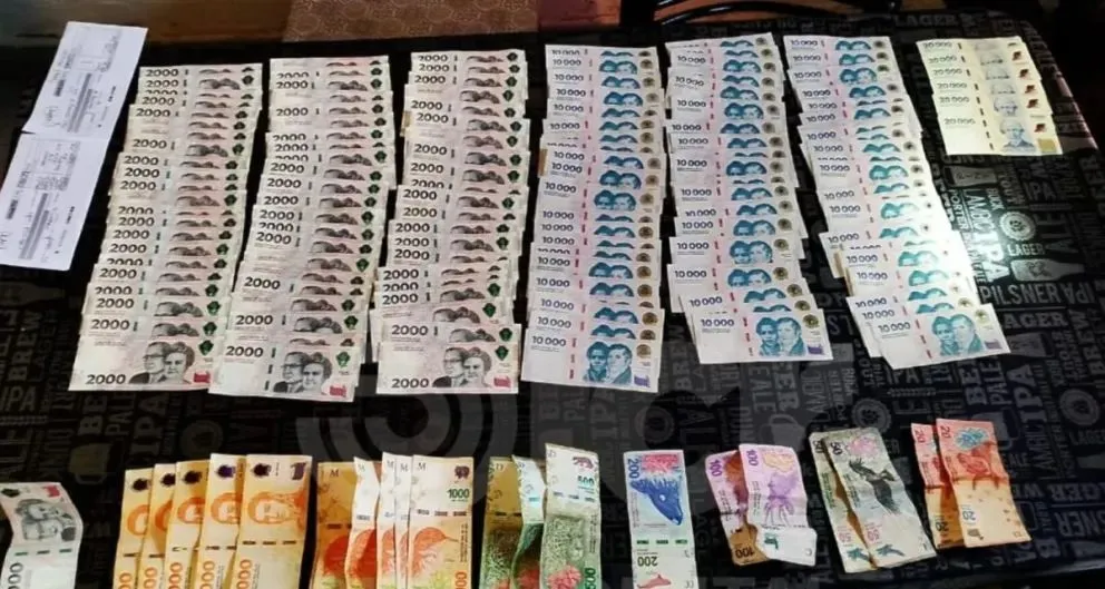 En los allanamientos se secuestró dinero en efectivo, una auto y varias prendas. Foto gentileza. 