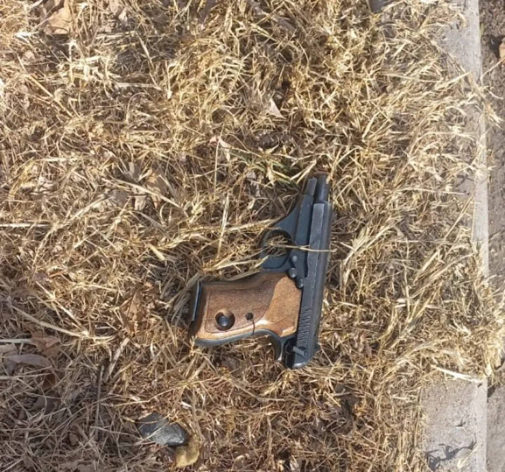 Se trata de una pistola Bersa calibre 22, que tenía cartuchos en recámara y un cargador con balas. 