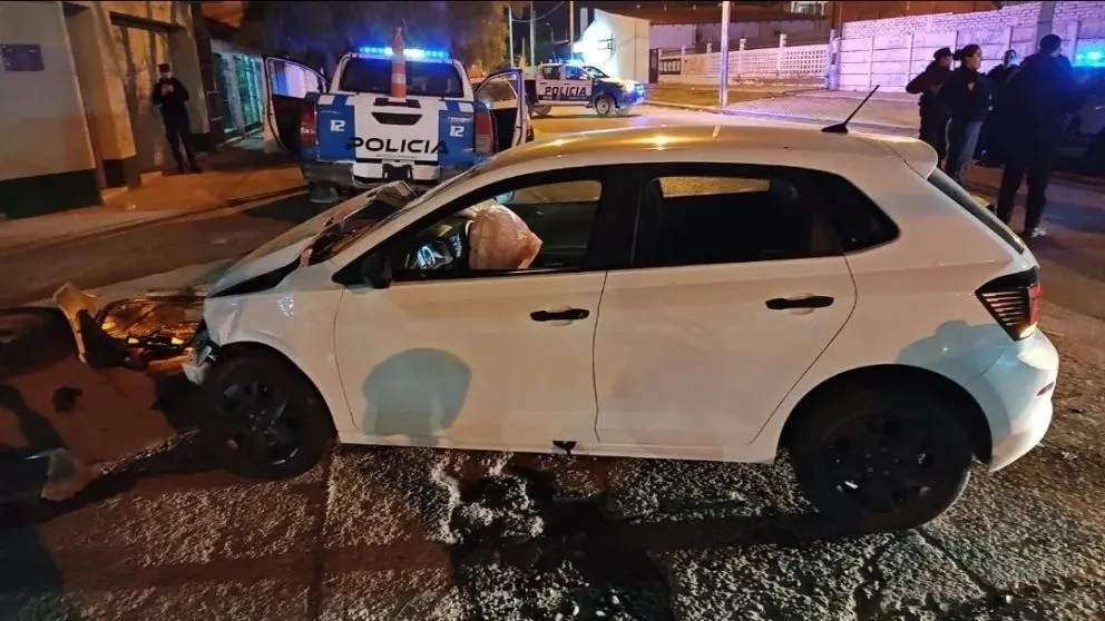 l violento choque se produjo esta madrugada, a pocos metros de la primera rotonda de ingreso a Centenario, por la ruta 7. Foto: Centenario Digital.
