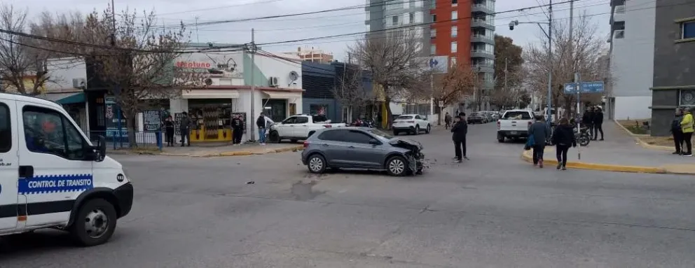 El vehículo terminó con importantes daños tras el impacto. Foto: gentileza Todo Noticias Roca.