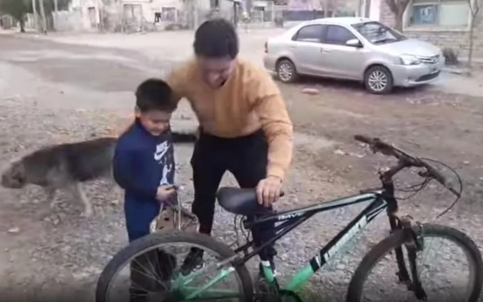 La ONG restaura bicicletas y se las regala a niños que las necesitan. 