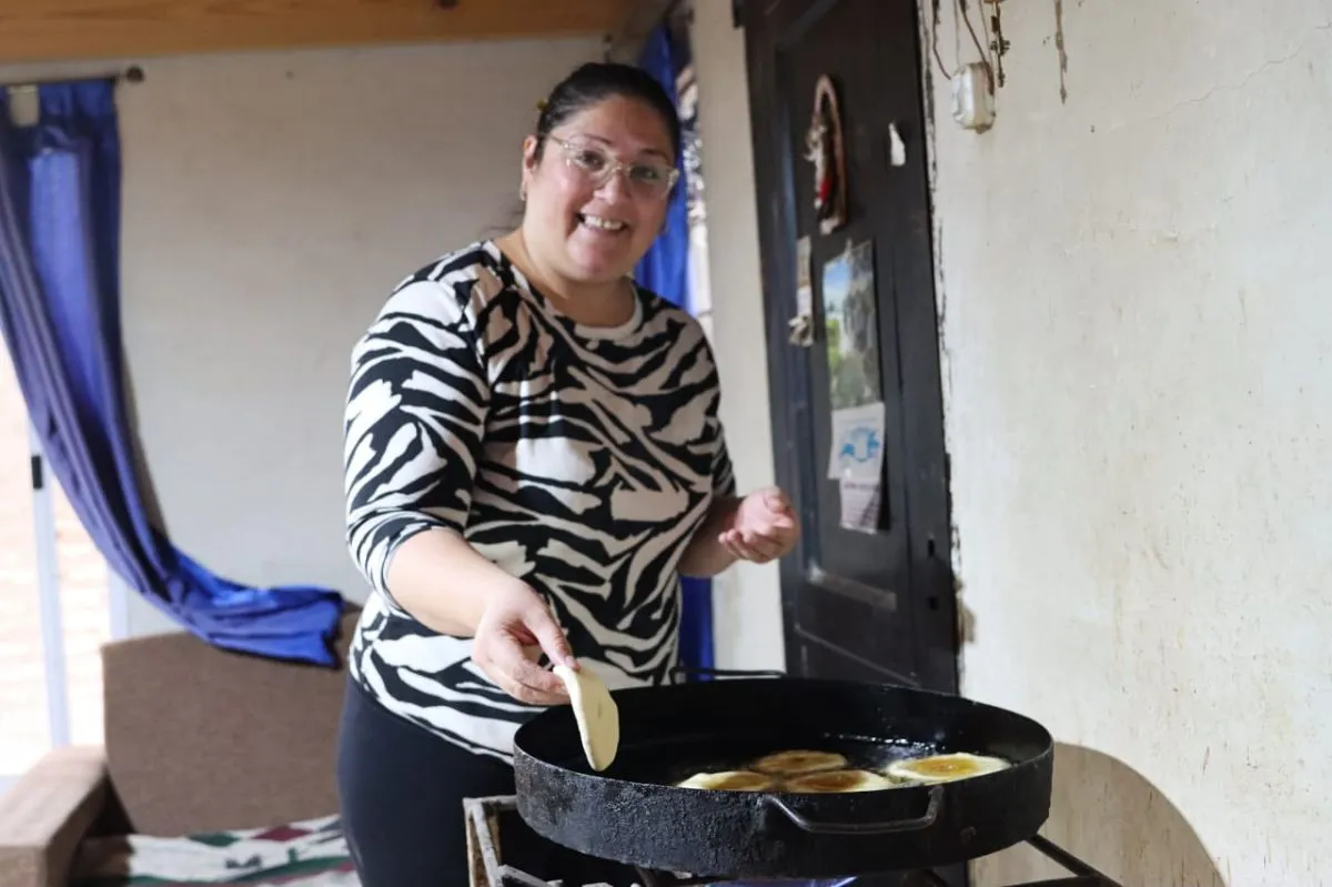 La mayor&iacute;a de las veces cocina sola, con su beb&eacute; en casa y el coraz&oacute;n puesto en cada paso.