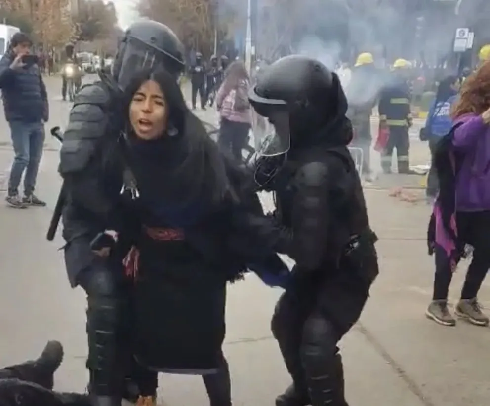 El Ejecutivo indicó que hubo varios intentos de diálogo, incluso con la mediación del obispo de Neuquén, Fernando Croxatto, pero los referentes de la protesta se negaron a llegar a un acuerdo. 