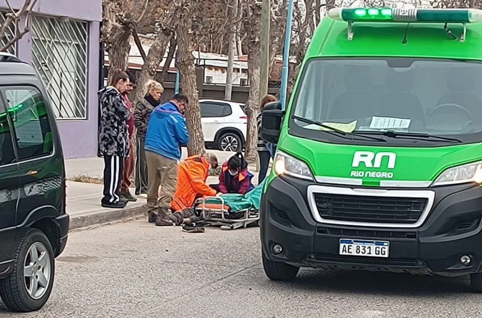 Personal m&eacute;dico atendi&oacute; al motociclista en el lugar del accidente