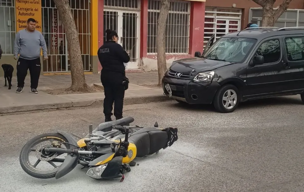 Tras el impacto la motocicleta quedó tirada en la cinta asfáltica. Foto: (Gentileza)
