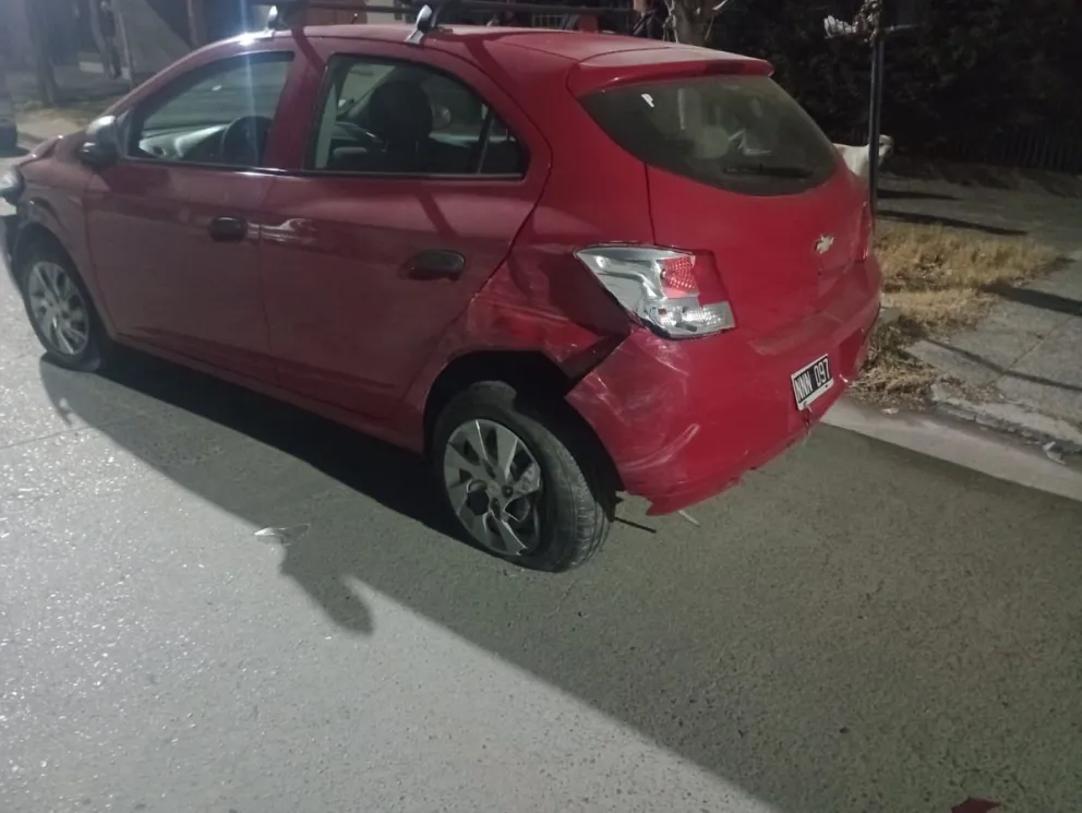 El Chevrolet Onix 2014 sufrió daños importantes, incluyendo la rueda trasera destruida, el eje dañado, los guardabarros y ruedas delanteras destruidos. 