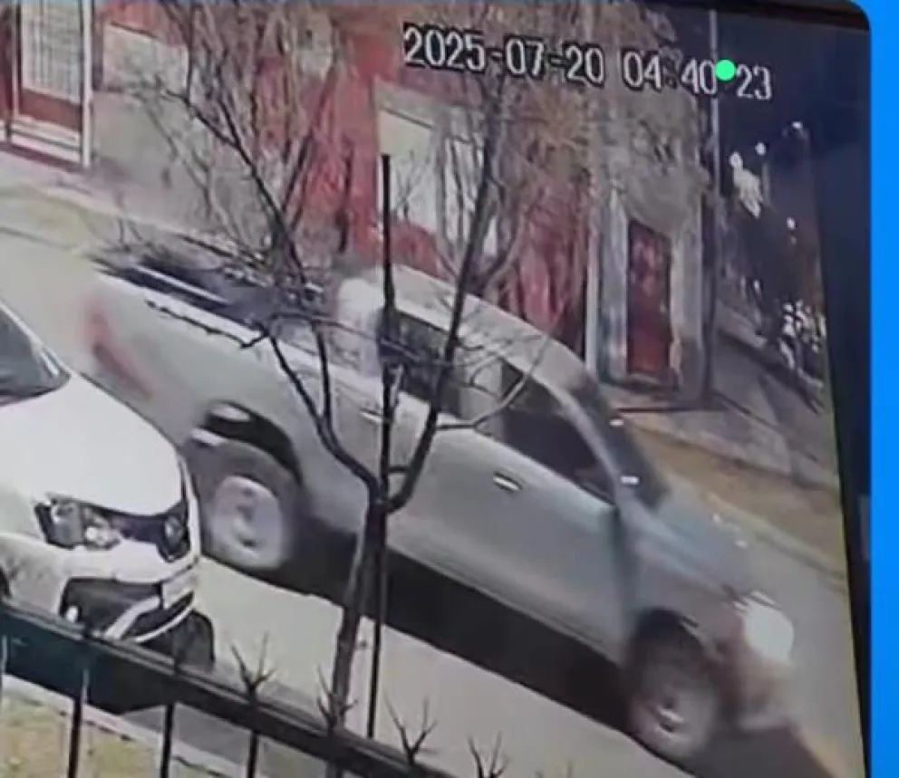 Los registros de las cámaras de seguridad permitieron identificar el tipo de vehículo y su color.