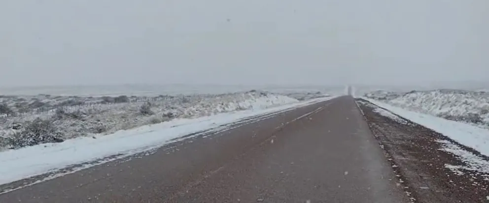 La ruta 8 lentamente se va cubriendo de nieve. 