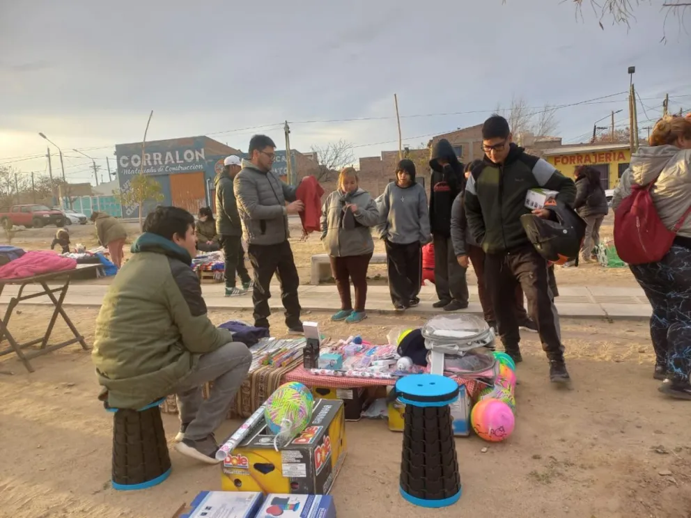 La feria se instala los sábados y domingos en Los Mirlos y San Juan I Foto: Tania Domenicucci. ANRoca 