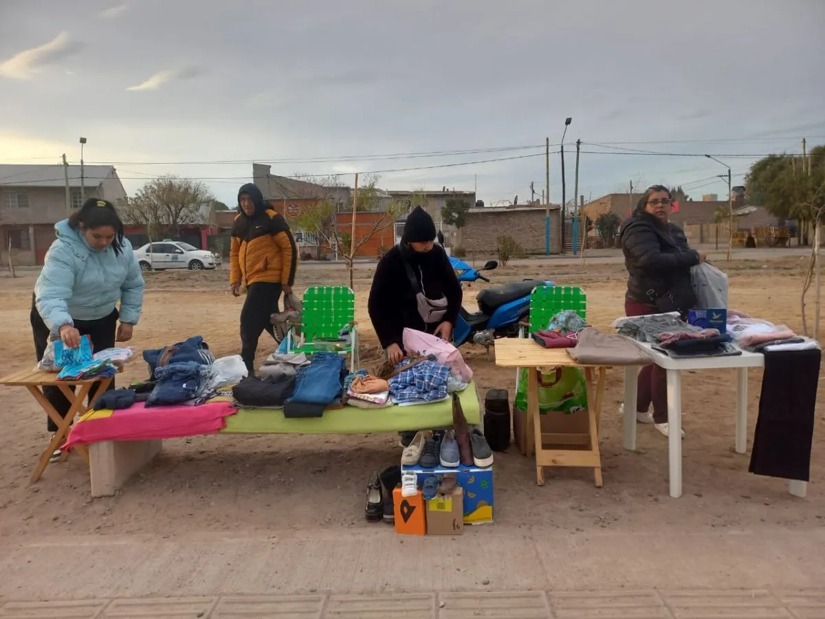 Los puestos est&aacute;n ubicados entre las calles Los Mirlos y San Juan I Foto: Tania Domenicucci. ANRoca