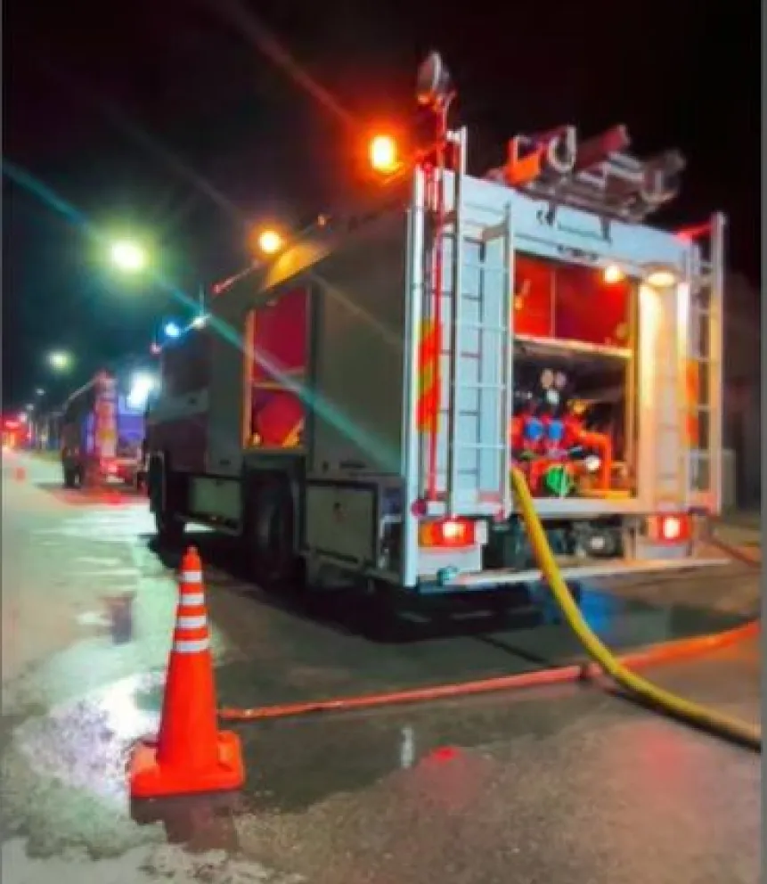 Bomberos trabajaron en el lugar del incendio donde murió una mujer. Foto (archivo).