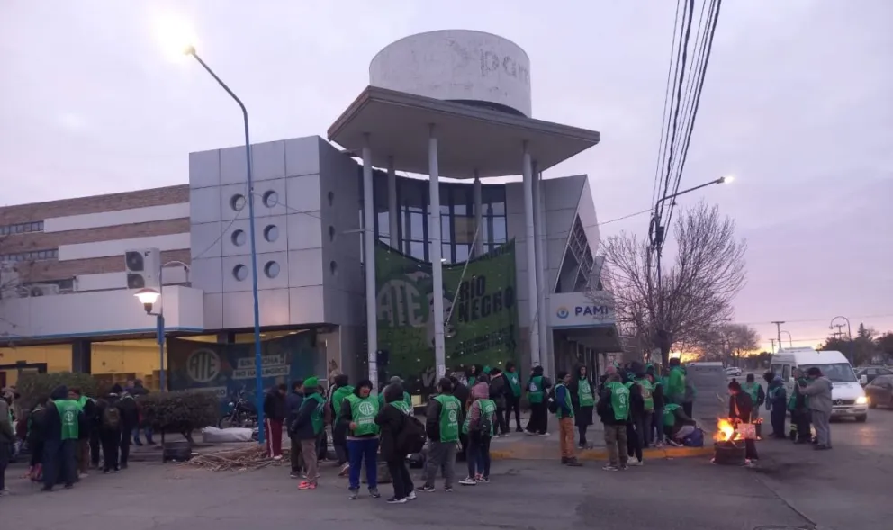 Como cada semana, PAMI es escenario de reclamos y protestas. Foto: (Tania Domenicucci)