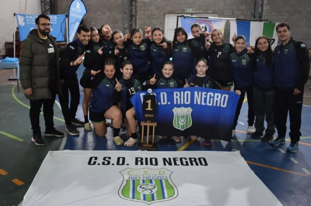 El equipo femenino sub-14 del Club Social y Deportivo Río Negro, campeón invicto del torneo provincial de handball. . Foto (Eliana Ramírez – Club Social y Deportivo Río Negro)