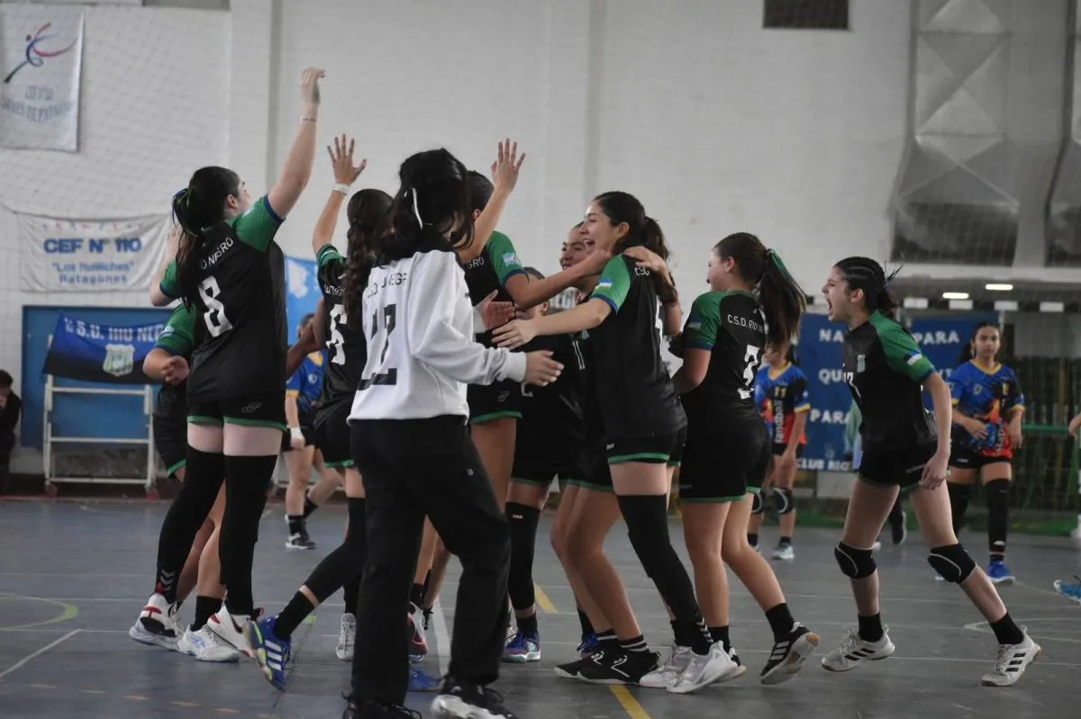 Las chicas celebrando el merecido t&iacute;tulo en el provincial. Foto (Gentileza).