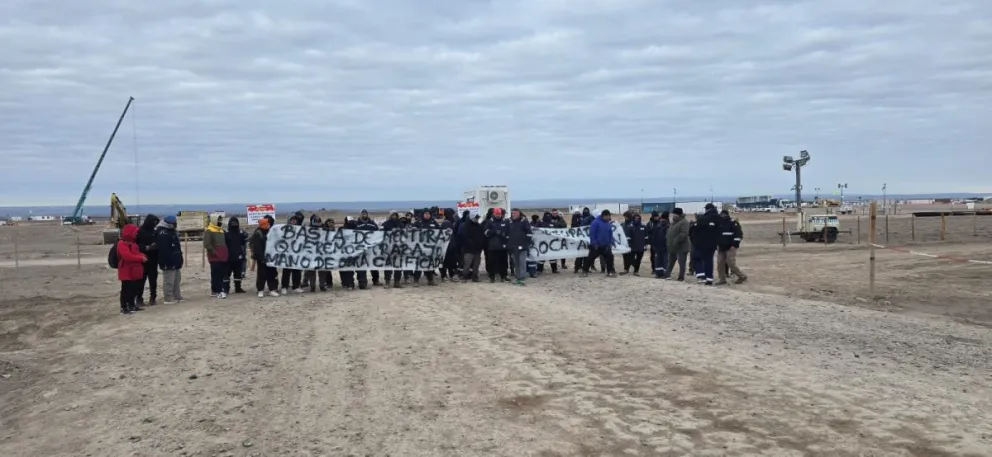 Los trabajadores aseguraron que, a pesar de que hay operarios rionegrinos en la obra, muchos de ellos son de otras ciudades de la provincia.