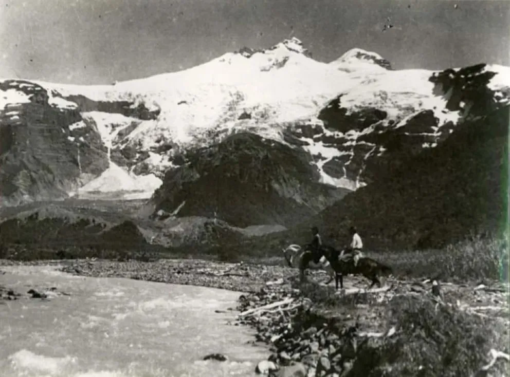 El médico-músico se volvió en 1922. Su hijo se asentó en Pampa Linda. El paraje alrededor de 1927. Fuente: La Nación.