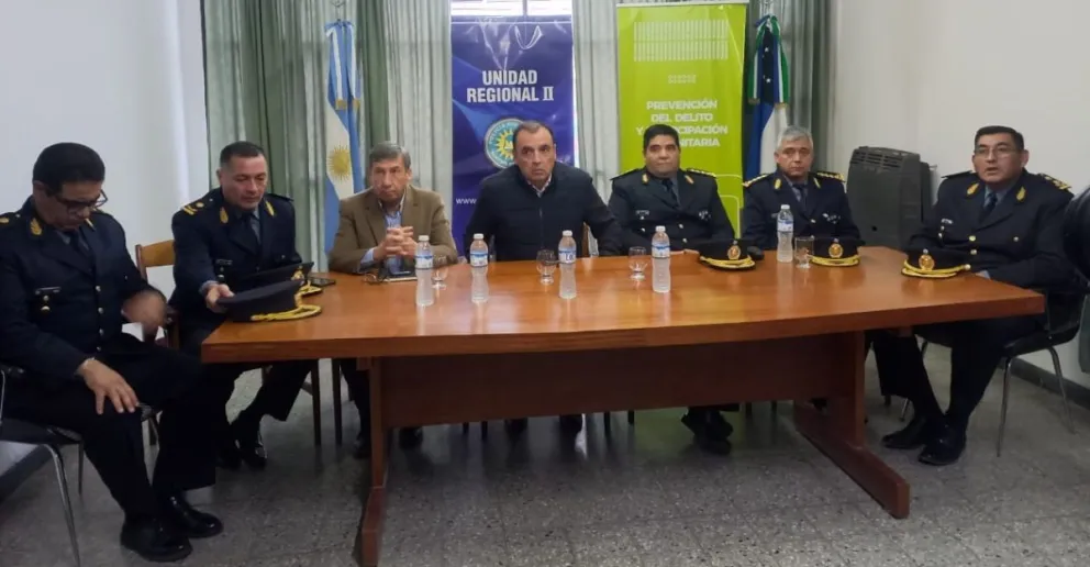  El ministro de Seguridad, Daniel Jara, y el jefe de la Policía, Daniel Bertazzo, en la conferencia de prensa por el secuestro de más de 10 kilos de cocaína en Roca. Participaron además funcionarios de Seguridad y jefes policiales. Foto (Tania Domenicucci