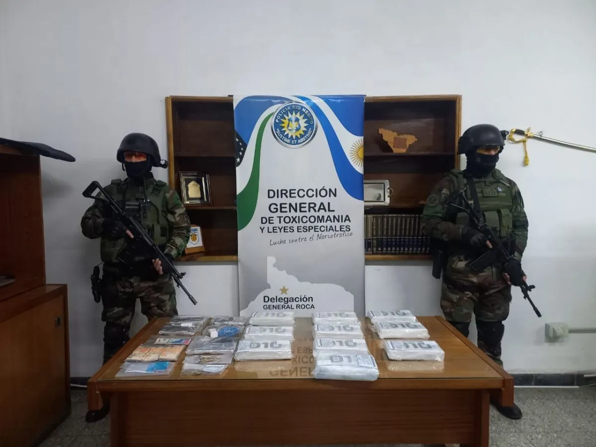Los m&aacute;s de 10 kilos de coca&iacute;na secuestrados en Roca durante el operativo &ldquo;Ola Polar&rdquo;. Foto (Tania Domenicucci &ndash; ANR)