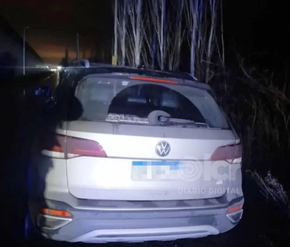 Durante las tareas de rastrillaje la policía logró encontrar la camioneta robada entre el límite de Huergo y Mainqué.
