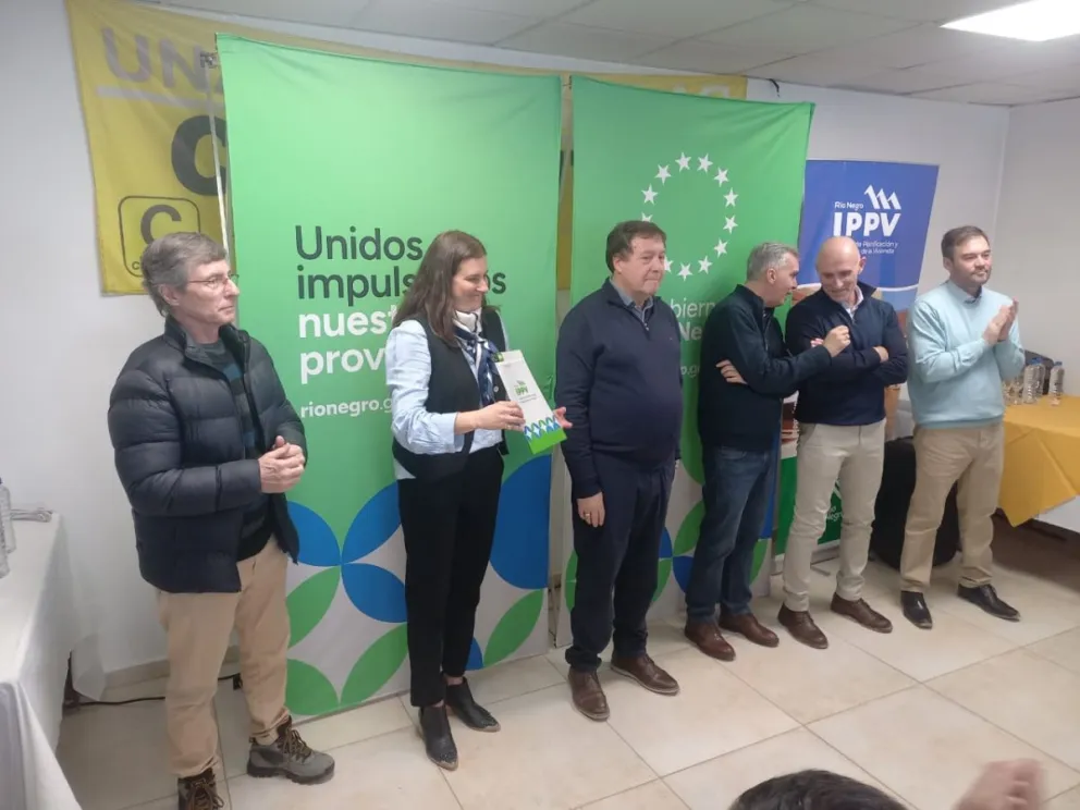 El gobernador Alberto Weretilneck junto a Fabián Gatti, Claudia Montanaro, Alberto Weretilneck, Facundo López, Alejandro Echarren y Mariano Lavín, durante el acto de entrega de escrituras realizado este lunes en Cervantes. Foto (Tania Domenicucci-ANR)