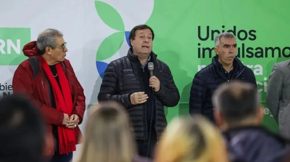 El gobernador encabezó la apertura de sobres para la obra de ampliación de la red de gas en Mainqué. (Fotos Gobierno de Río Negro)