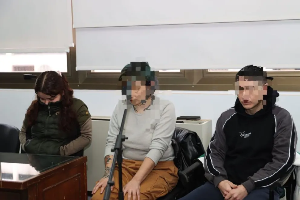 Rocío Úbeda, tapándose el rostro con el cuello de su chaleco,  quedó detenida.  Daiana Astroza y Milton Álvarez fueron dejados en libertad