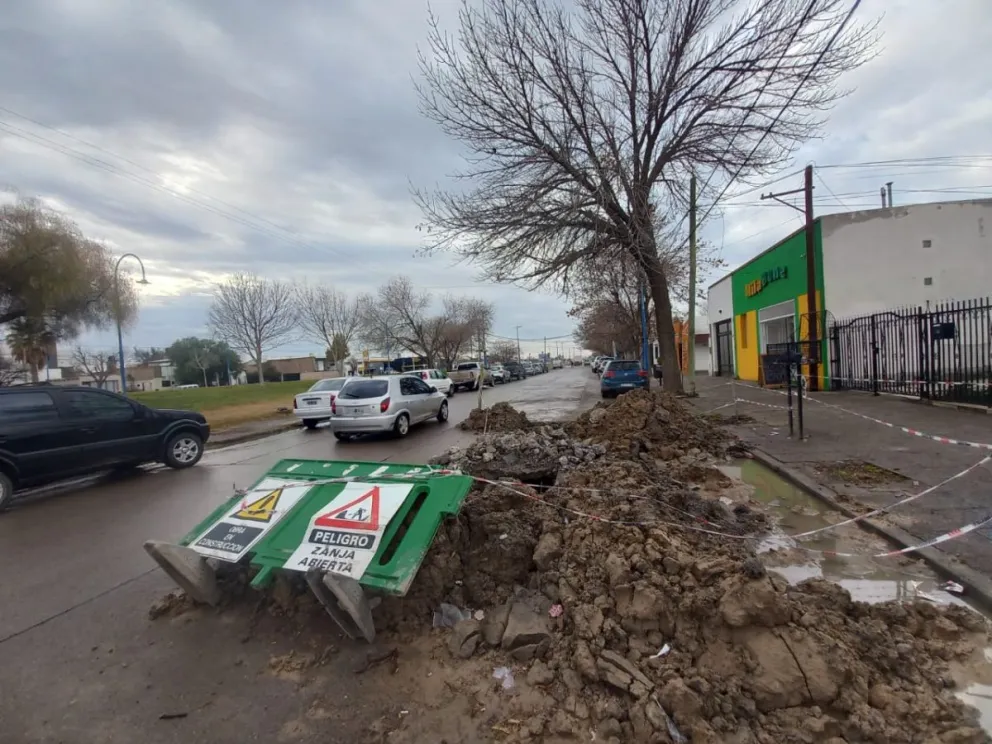 Sobre 25 de mayo, una zanja de grandes dimensiones que dificulta la circulación. Foto: (Tania Domenicucci)