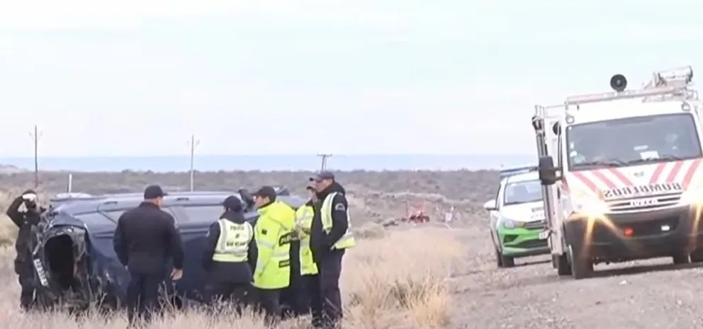 El auto volcó y quedó sobre la banquina. Foto: Canal 10