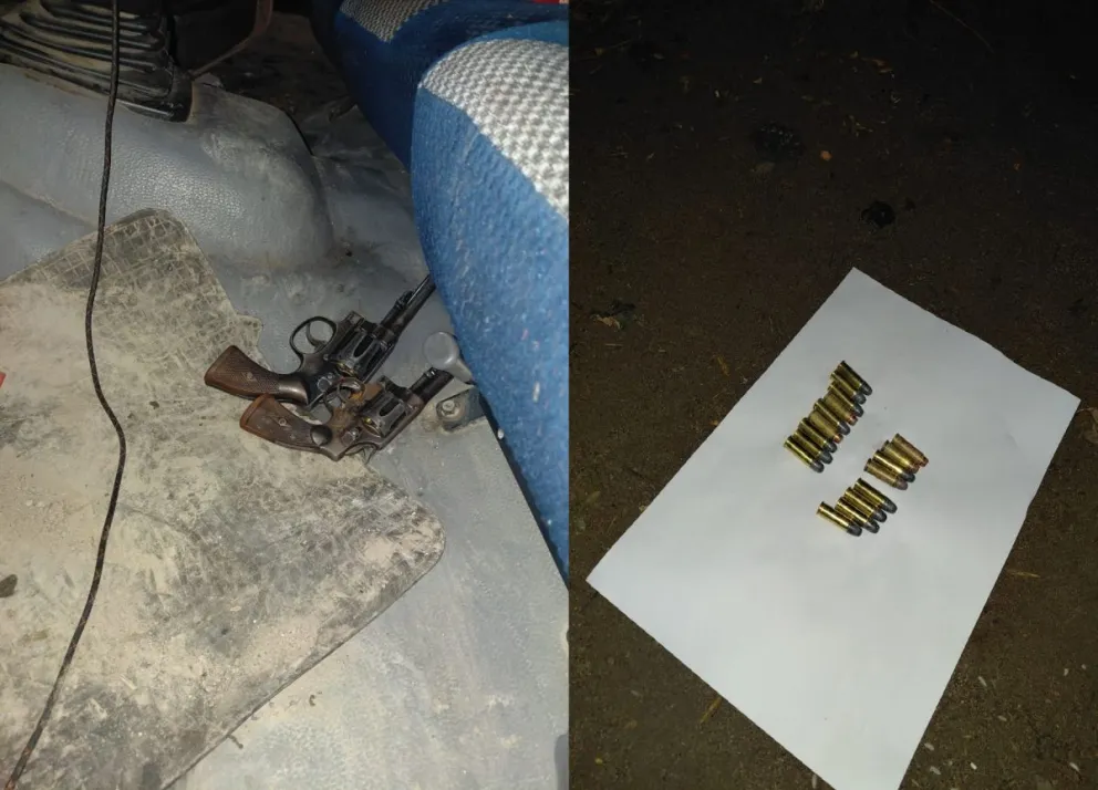 Las armas y las municiones se encontraban del lado del conductor. Foto: Policía de Río Negro
