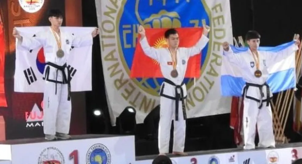 Franco con la bandera Argentina representando al piais en España. 