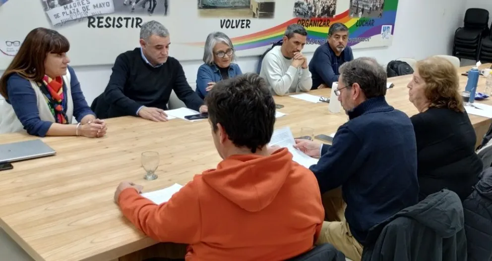 
La presentación del anteproyecto de ley se concretó durante una reunión que se desarrolló en la sala “Madres de Plaza de Mayo” de la sede central de UnTER en Roca.
