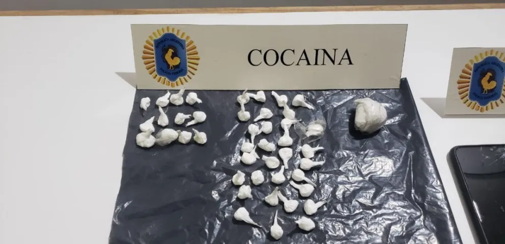 Dosis de cocaína secuestradas en el allanamiento realizado en Cervantes por efectivos de la Policía Federal. También se incautó dinero y celulares. Foto (Policía Federal Argentina).