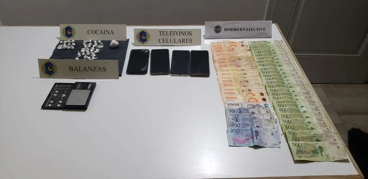 arte de los elementos secuestrados en el allanamiento de Cervantes: coca&iacute;na fraccionada, balanzas de precisi&oacute;n, tel&eacute;fonos celulares y una importante suma de dinero en efectivo. Foto (Polic&iacute;a Federal Argentina.)