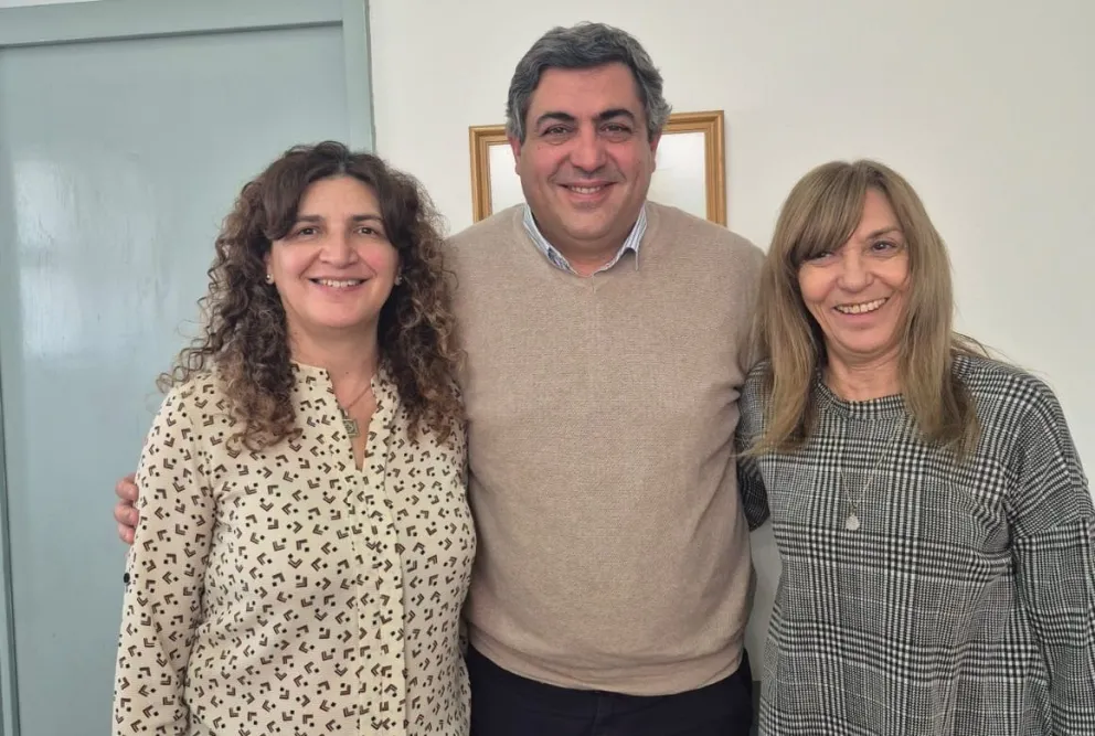 El Ministro Demetrio Thalasselis junto a la directora saliente y la nueva profesional designada al cargo. 