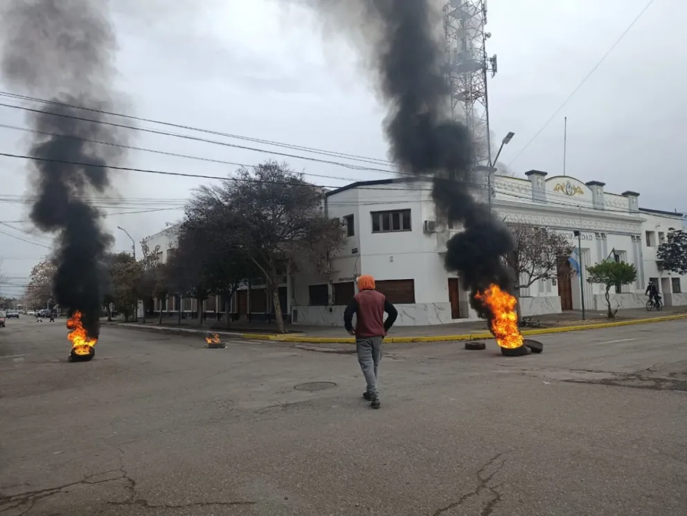 Las calles de los alrededores del edificio municipal están cortadas  por un pequeño grupo de personas. 