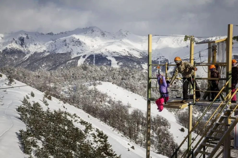 La tirolesa del Cerro Otto, un lugar mágico para los más chicos 