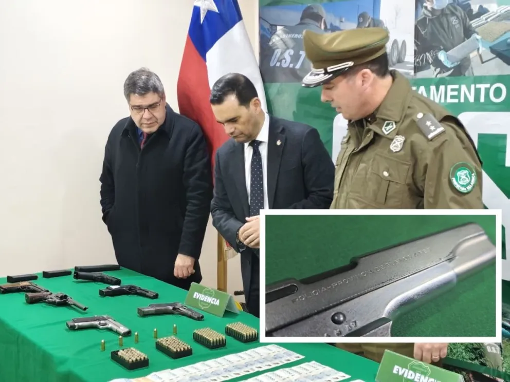 El fiscal jefe de Temuco, Alberto Chiffelle, junto a autoridades de Carabineros, observa parte del arsenal secuestrado a los tres roquenses detenidos en Pucón.  Foto (La Voz de Pucón)