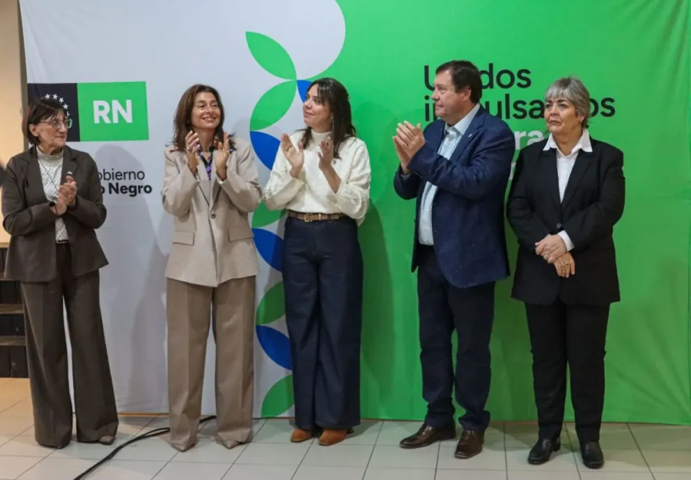 El gobernador estuvo acompañado por funcionarias del gobierno provincial encargadas de llevar adelante la iniciativa. Foto: (Tania Domenicucci)