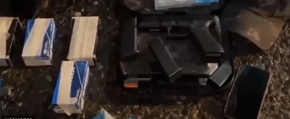 Una pistola Glock, cargadores, municiones y otros elementos fueron hallados en poder de los cinco detenidos, según informaron medios oficiales chilenos. Foto   (gentileza).
