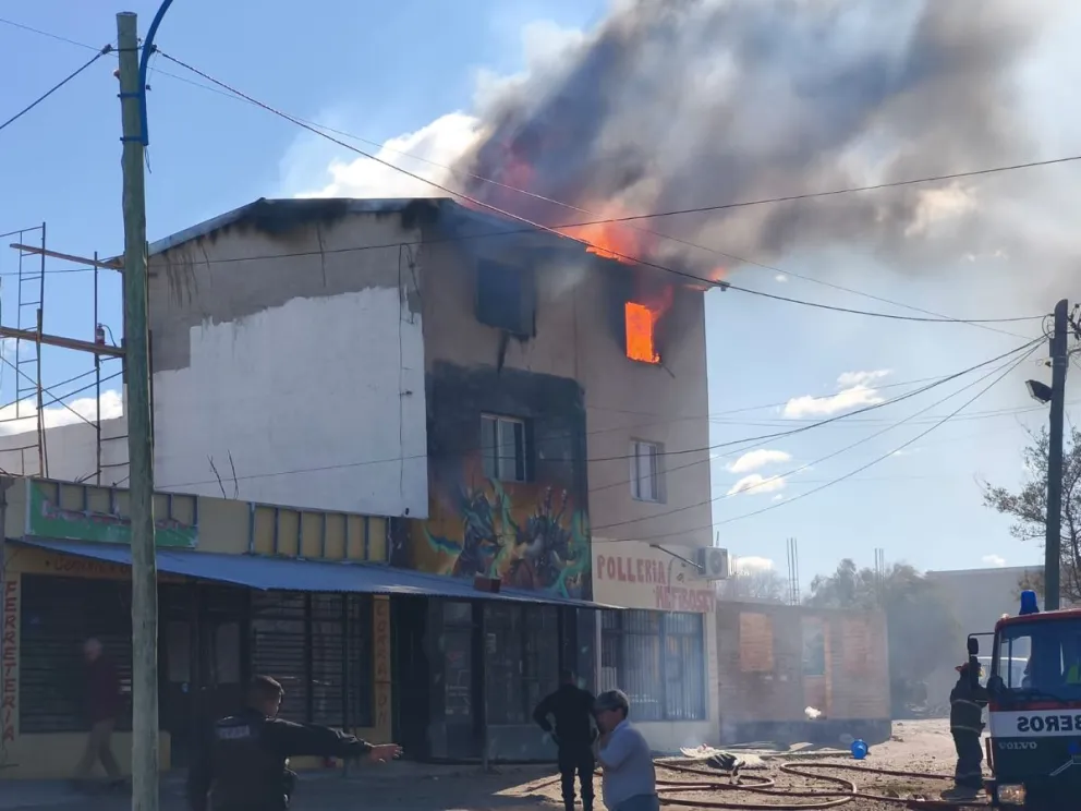 Un tremendo incendio se desató este sábado pasadas las 14 en un departamento ubicado en un primer piso ubicado en calle Jujuy al 250. Foto (gentileza lector ANR)