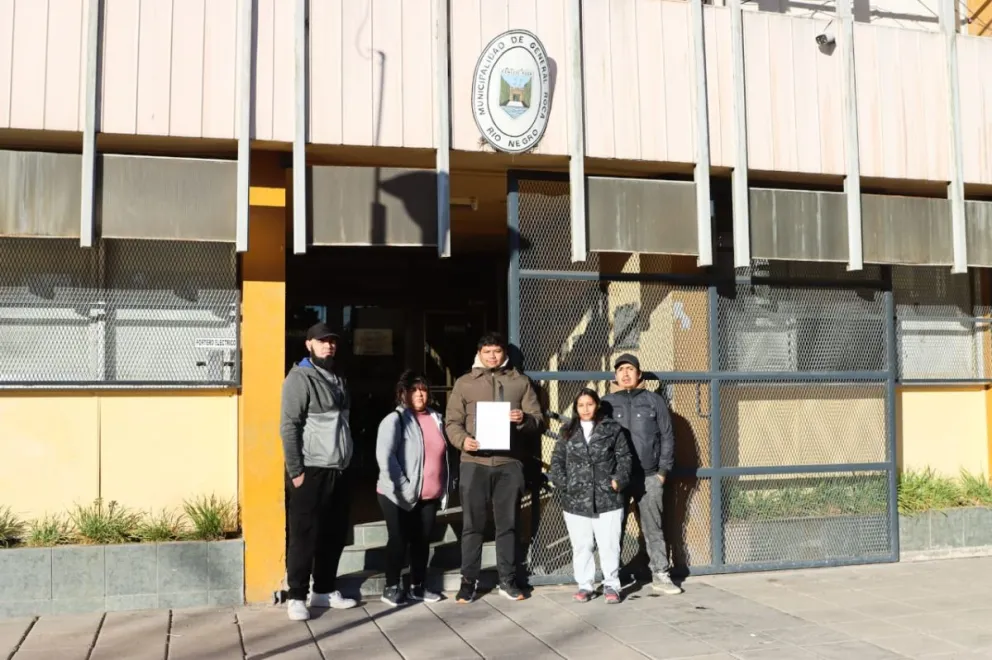 Vecinos y feriantes de Barrio Nuevo entregaron una nota en la Municipalidad en busca del aval para la Feria del Paseo Los Mirlos.(Fotos Tania Domenicucci-ANR)