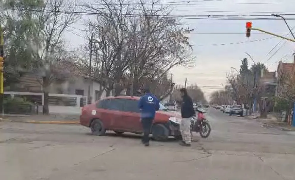 La víctima fue sorprendida cuando respondía una llamada telefónica. (Foto archivo)
